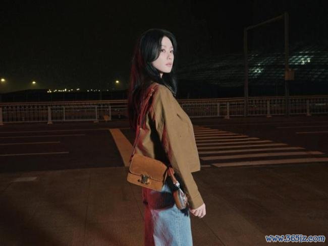 刘诗诗巴黎街头一站即是氛围大片 前锋之旅引东说念主驻防